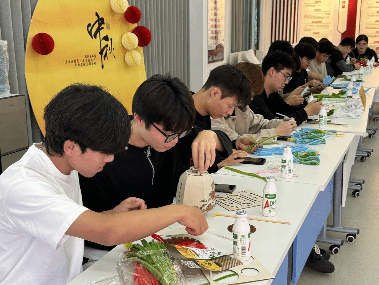  驻马店职业技术学院图书馆开展“月圆邀君赏·书香共此夕”中秋文化主题活动