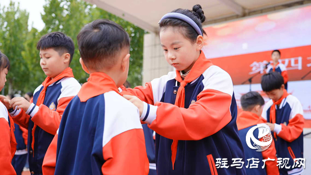 驻马店实验小学举行新队员入队仪式