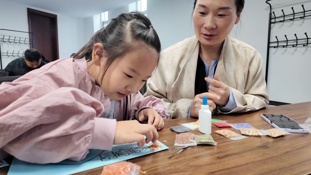 驻马店市总工会开展“美生活”五谷粮食画非遗体验活动