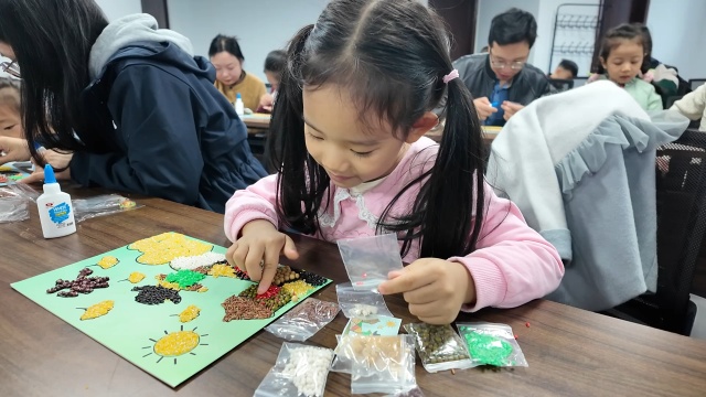 驻马店市总工会开展“美生活”五谷粮食画非遗体验活动