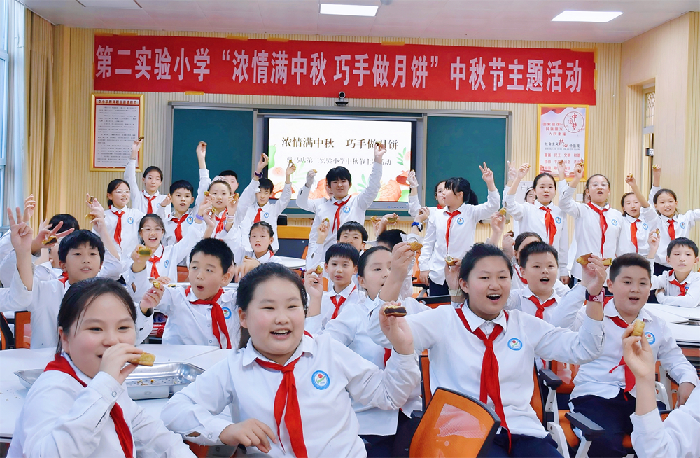 驻马店第二实验小学开展“浓情满中秋 巧手做月饼”主题活动