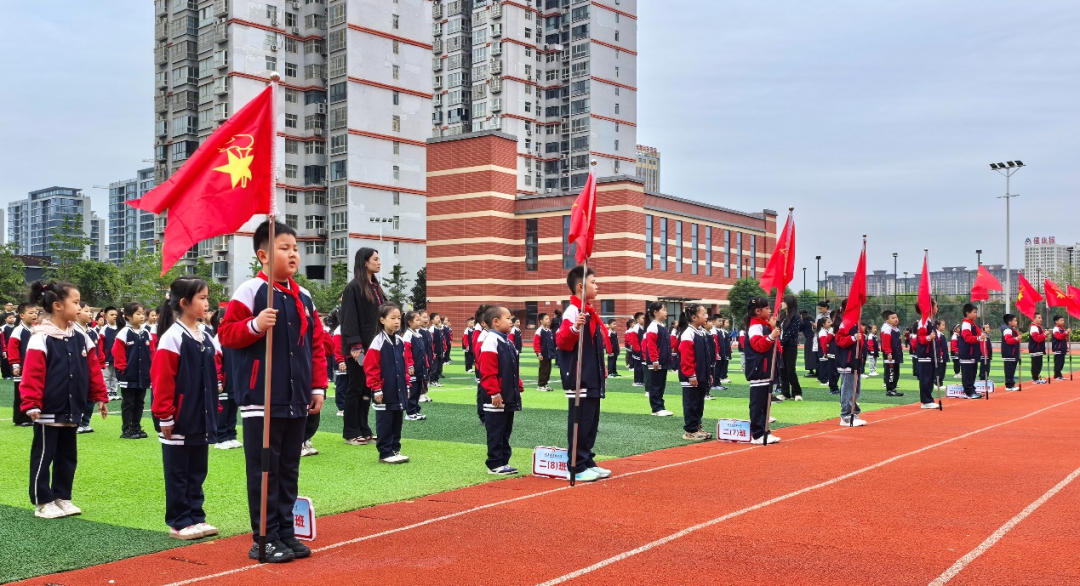 驻马店实验小学举行新队员入队仪式