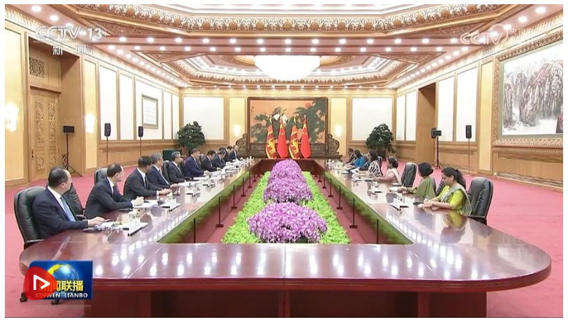 习近平会见斯里兰卡总理阿马拉苏里亚