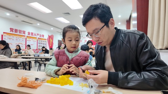 驻马店市总工会举办周末公益课桂花葡萄香皂制作活动