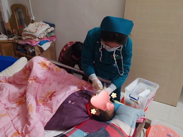 雨夜泥泞路，难阻医者心—驻马店市第二人民医院护理团队冒雨上门守护卧床患者