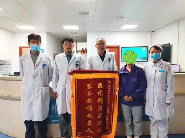 倾盆大雨难挡感恩情 患者冒雨送锦旗致谢驻马店市中医院脑外科医护