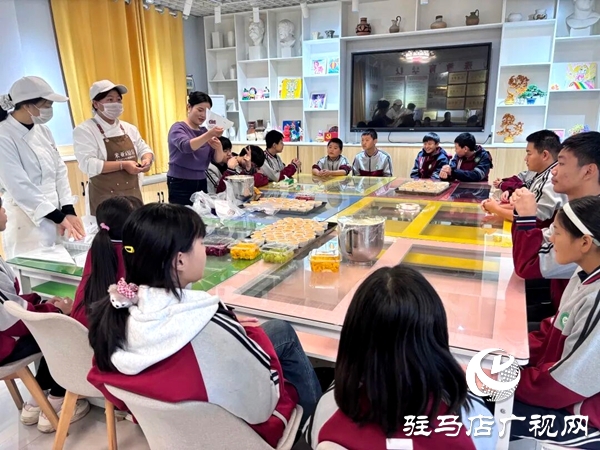 米亚烘焙蛋糕店走进平舆县特殊教育学校开展爱心捐赠与烘焙教学活动