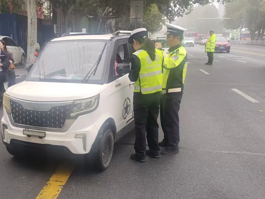 驻马店交警开展非机动车交通违法专项整治行动