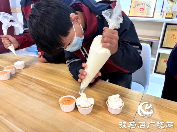 米亚烘焙蛋糕店走进平舆县特殊教育学校开展爱心捐赠与烘焙教学活动