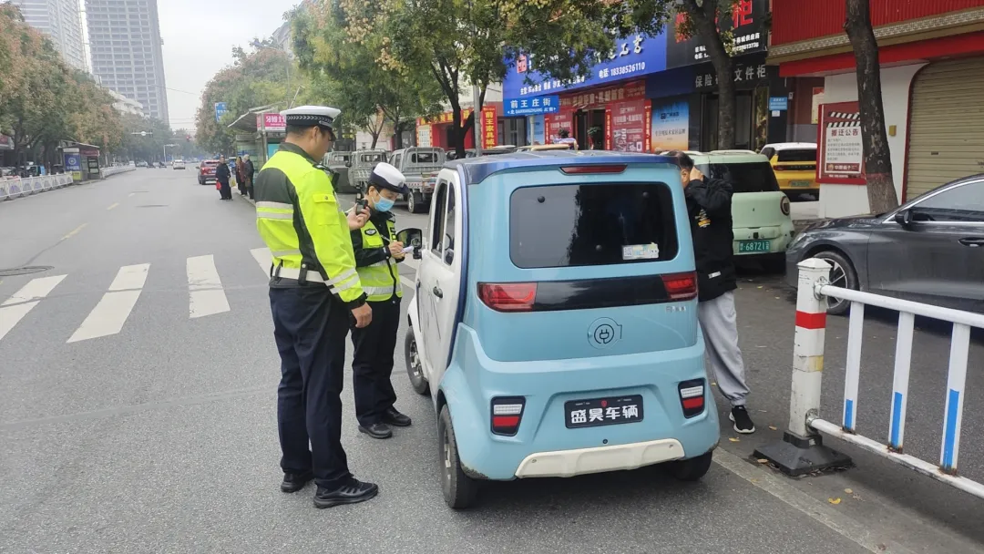 驻马店交警开展非机动车交通违法专项整治行动