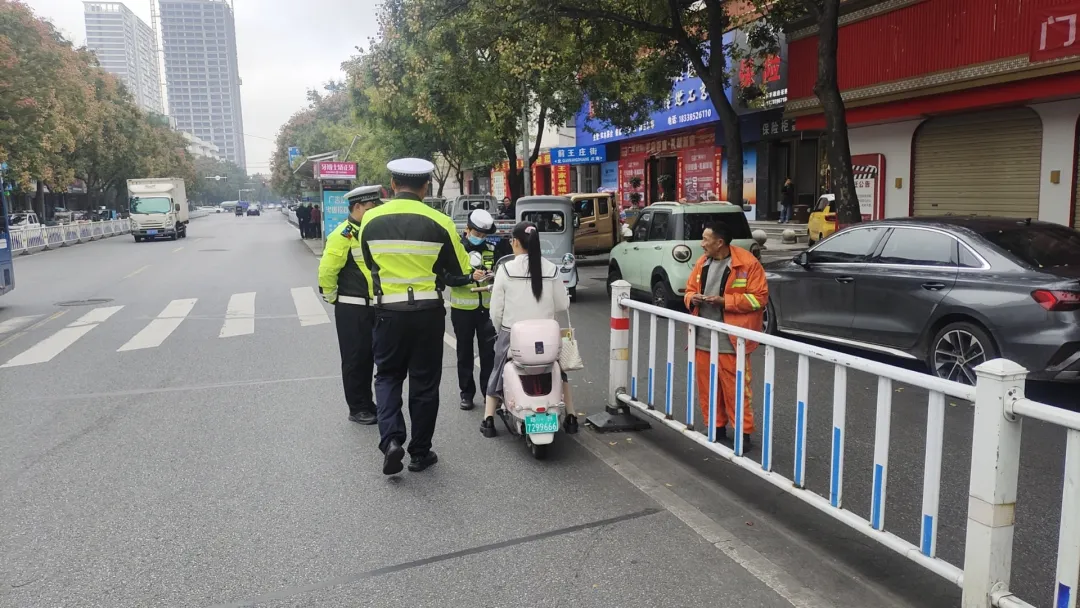 驻马店交警开展非机动车交通违法专项整治行动