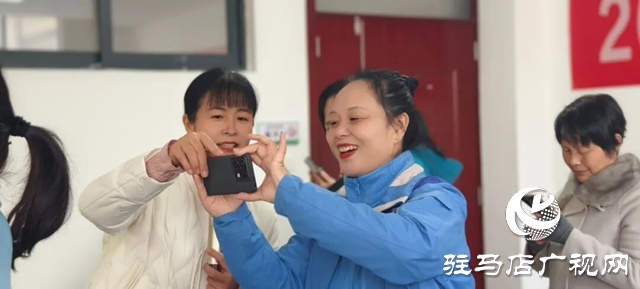 手机摄影走进“银发族” 泌阳公益课堂手把手教学“细节拉满”