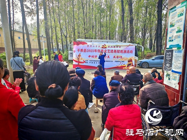平舆县文化馆重阳节前夕走进辛店乡敬老院开展慰问演出