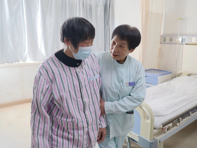 驻马店市中心医院——退休十年坚守病房，石艳菊用感恩之心温暖患者