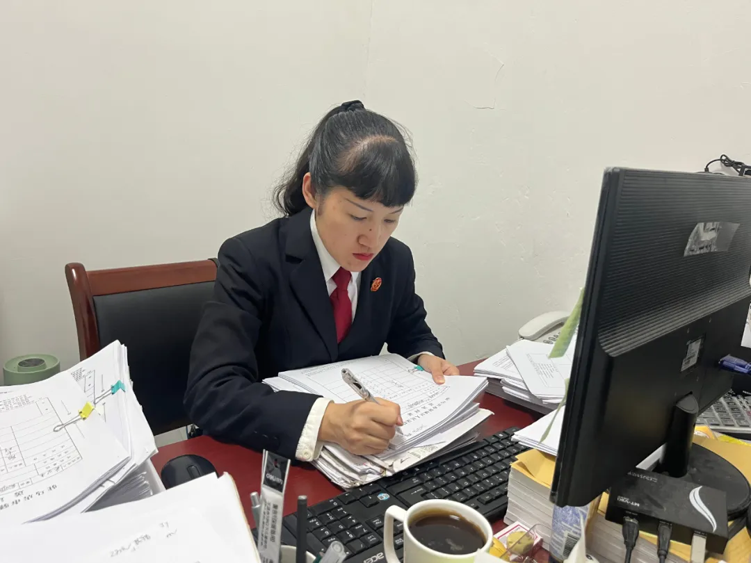 在平凡岗位上守护司法初心——记驿城区法院立案庭法官助理张梅杰的一天