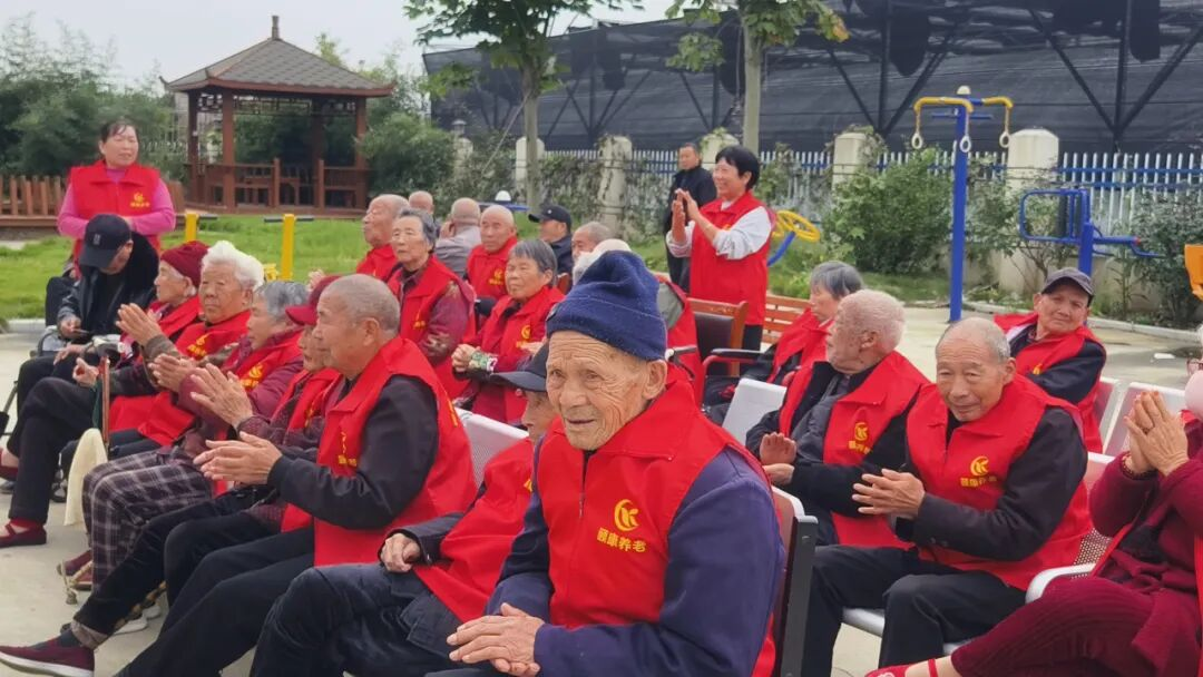 曲剧专场送温情 敬老爱老暖人心