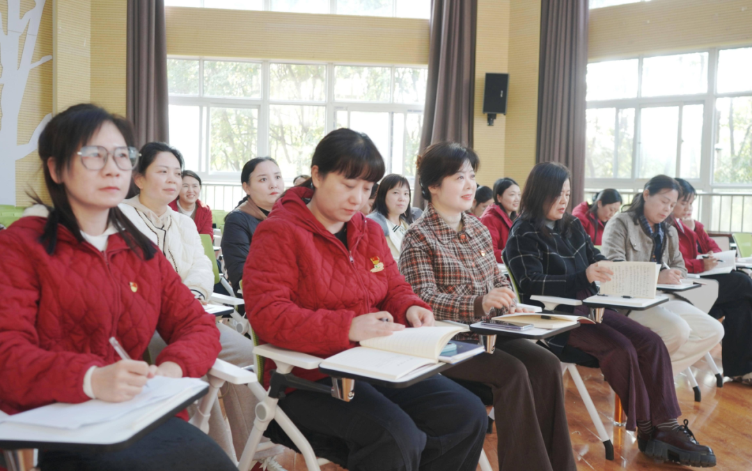 驻马店市实验幼儿园开展“从阅兵方阵到家乡英雄”主题党课