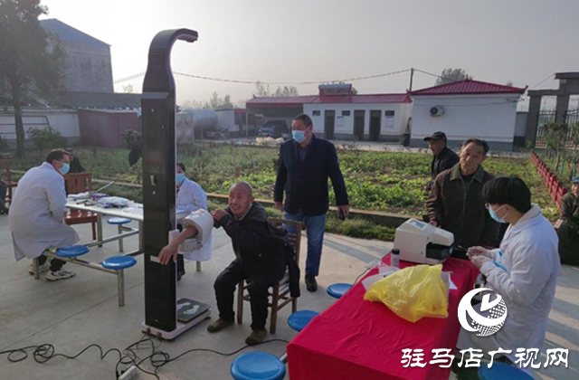 驿城区蚁蜂镇:爱心义诊暖“夕阳”