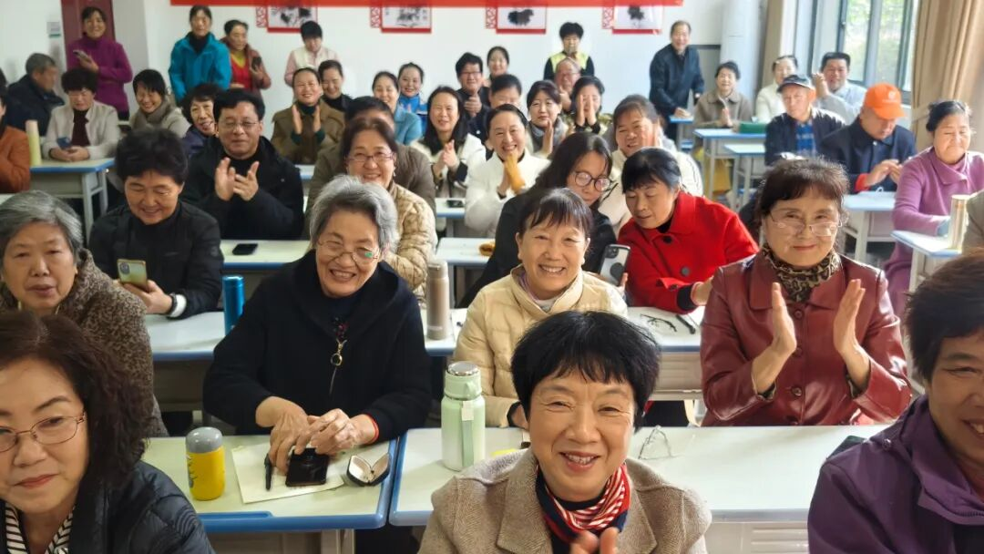 手机摄影走进“银发族” 泌阳公益课堂手把手教学“细节拉满”