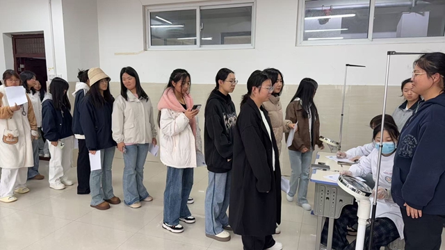 驻马店市第二中医院——健康体检中心周末赴校服务 为农业工程职业学院学生健康护航