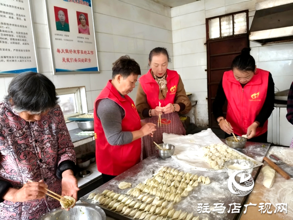 共青团平舆县委联合平舆县星火志愿者协会开展助老敬老志愿服务活动