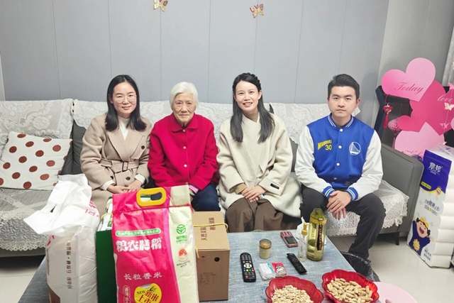 重阳送温暖 关怀润心田——驻马店市中心医院开展职工高龄父母走访慰问活动