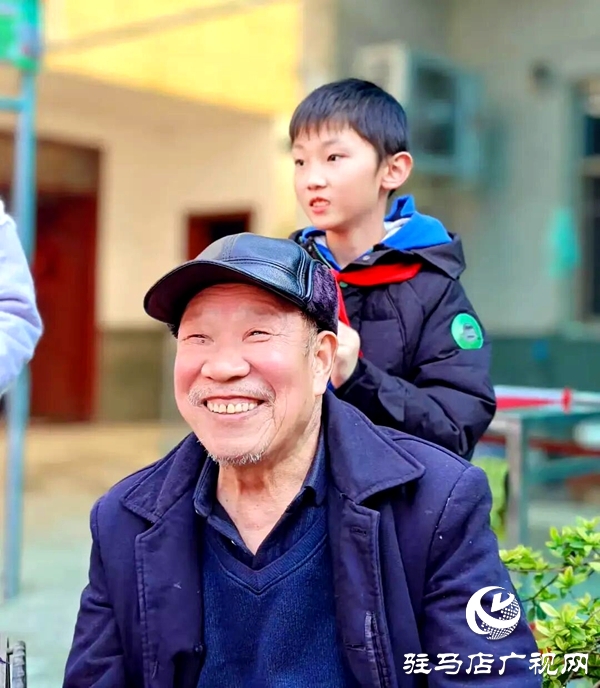 平舆县身边好人协会携射桥镇第一小学师生志愿者赴敬老院送温暖
