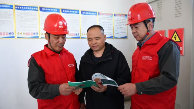 确山县供电公司:开展“秋季安全用电进企业”专项服务