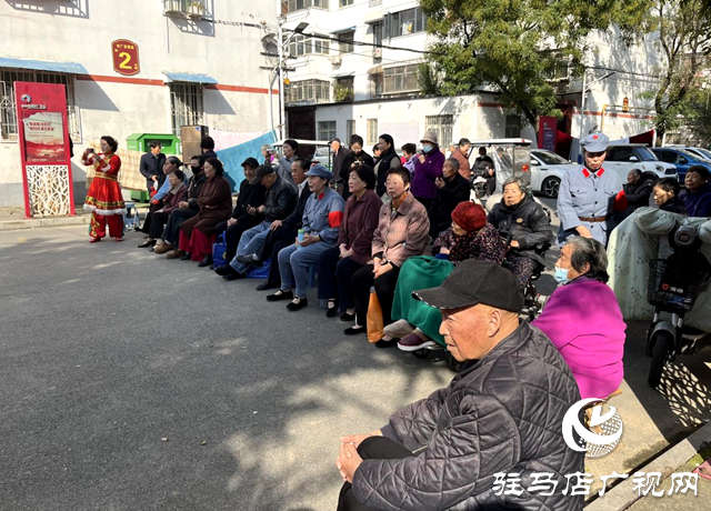 驻马店市文化馆联合社区开展重阳节文艺演出 