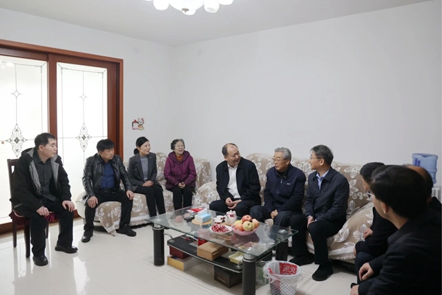 重阳送温暖 关怀润心田——驻马店市中心医院开展职工高龄父母走访慰问活动