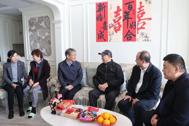 重阳送温暖 关怀润心田——驻马店市中心医院开展职工高龄父母走访慰问活动