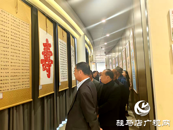 平舆县举办“我们的节日·重阳”暨第三届老年书法绘画展