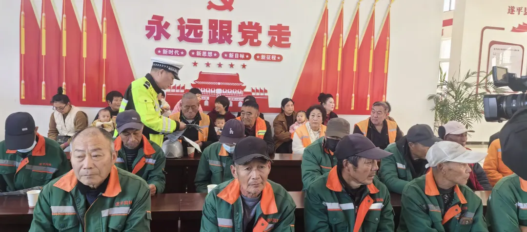 遂平交警：交通安全宣讲守护老人出行安全