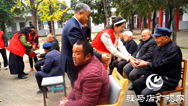 平舆县身边好人协会重阳节到东皇街道敬老院开展“弘扬敬老美德 情暖重阳佳节”主题活动