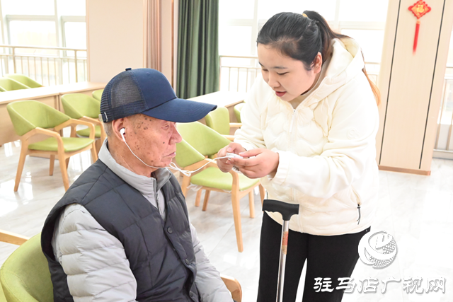 驻马店市康复辅具协会:重阳节捐赠助听器 科技助力老人美好生活
