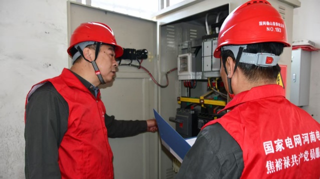 确山县供电公司:开展“秋季安全用电进企业”专项服务