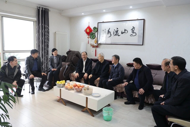 重阳敬老暖金秋 深情慰问传温情——驻马店市中心医院开展离退休老职工慰问活动