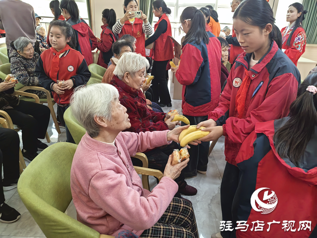 驻马店市第二十八小学开展重阳节敬老慰问活动