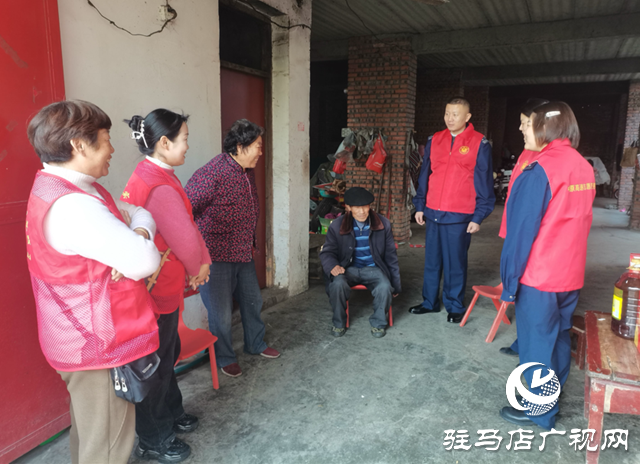 驻马店收费站:走访老党员 情暖重阳节