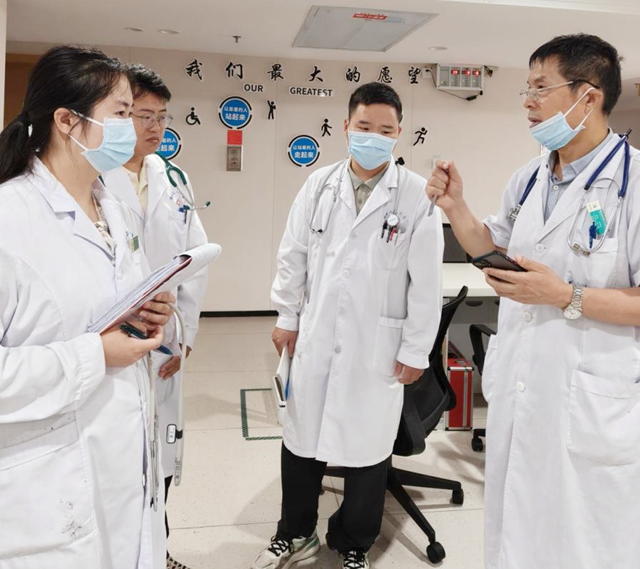 “行走的教科书”——记驻马店市第二人民医院内科主任胡建民