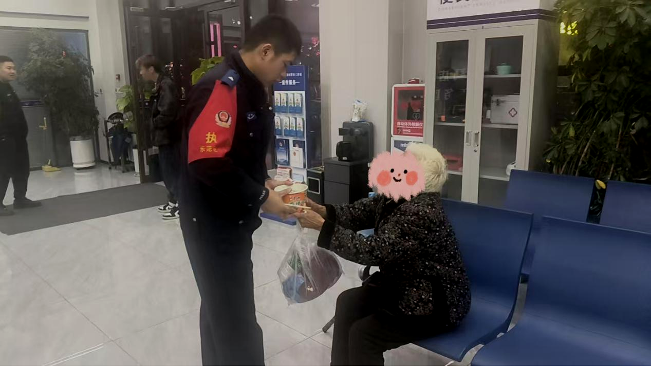 驻马店市公安局示范区分局:深夜守护迷路老人 助其平安回家