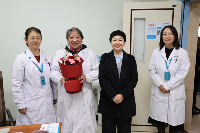 驻马店市中医院开展重阳节慰问返聘高龄专家活动