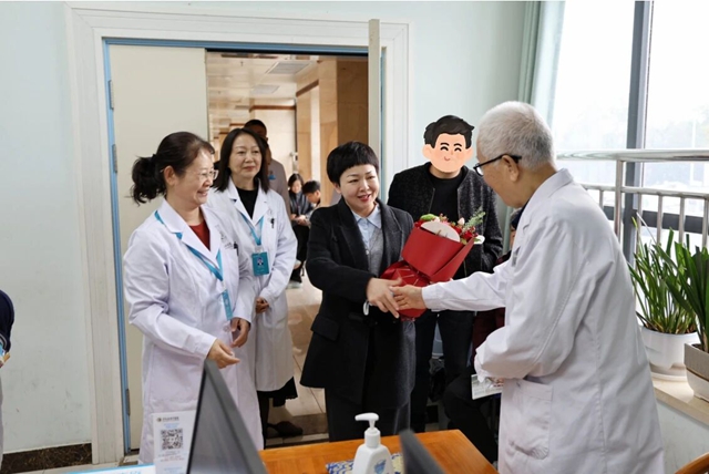 驻马店市中医院开展重阳节慰问返聘高龄专家活动