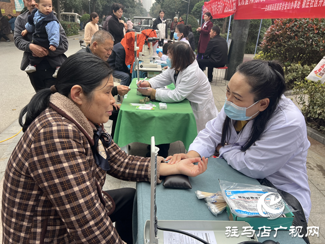 重阳节健康公益活动为老年居民送上“光明礼包”​