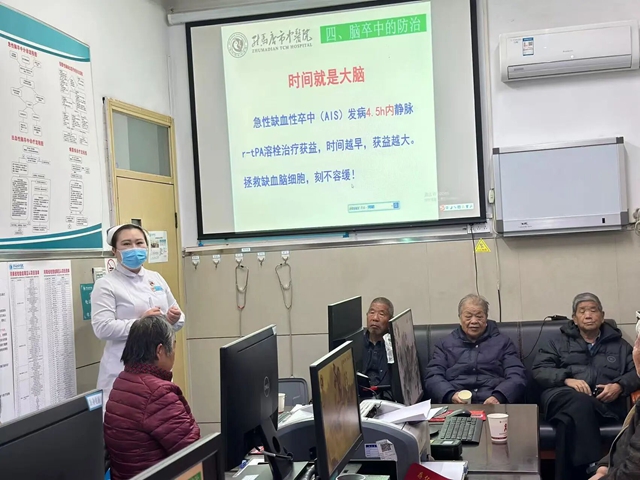 驻马店市中医院老年病科开展重阳节活动,让温暖与健康常伴