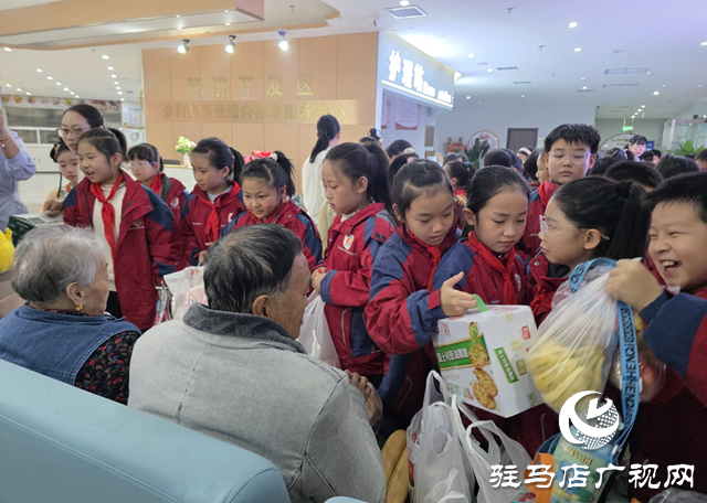 驻马店实验小学：重阳节走进养老院 温情陪伴传敬老美德​​