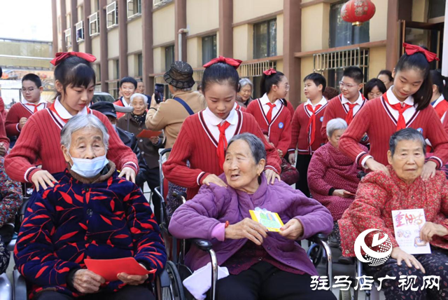 驻马店第二实验小学开展重阳节敬老活动