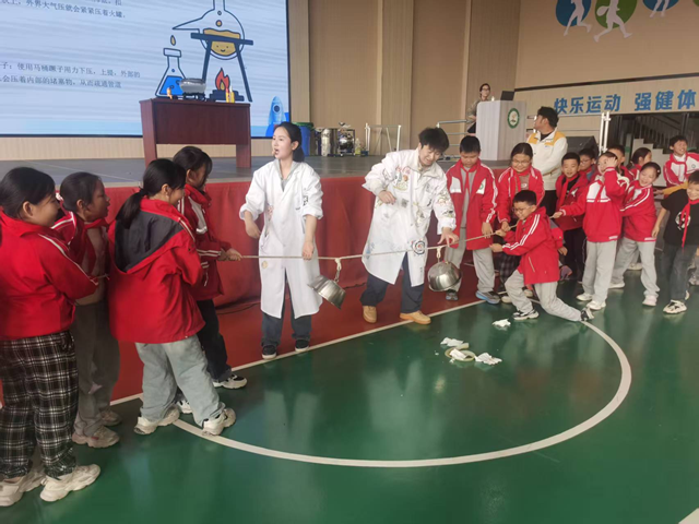 科普进校园 点燃科学梦想