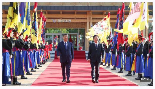 独家视频丨习近平乘车抵达庆州博物馆 韩国总统热情迎接