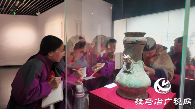 驻马店市第二十五小学组织学生参观市博物馆“蔡国六百年”专题展厅